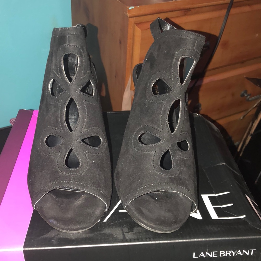 Black cutout heel